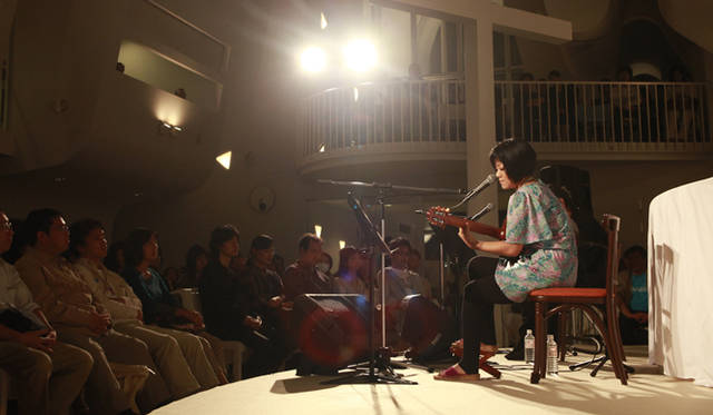 <strong>BOSSA AOYAMAMA 2010</strong>　BOSSA AOYAMAMA 2009　教会内でのライブ