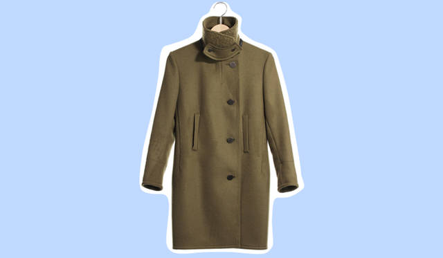 <strong>伊勢丹｜イセタン</strong>　お薦めのカーキカラーをアウターで取り入れるなら、エレガントなアイテムにも馴染みやすいウール素材のシンプルなコートをチョイスして。　コート　7万5600円（ハート／伊勢丹新宿店）