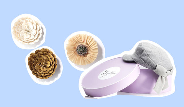 <strong>伊勢丹｜イセタン</strong>　（左）クチュール感溢れるフラワーブローチでシンプルなデザインのコートに彩りを。　左から白サテンフラワーブローチ、ゴールドフラワーブローチ  各3万9900円、ベージュ×ビーズフラワーブローチ 2万9400円（スーパーニードル）、（右）バックスタイルにほどこされたリボンがかわいいラドロー×カシラによるコラボレーションキャスケットは、パープルのボックス付きでギフトにもお薦め！　キャスケット　1万8900円（ラドロー×カシラ）　（／以上伊勢丹新宿店）