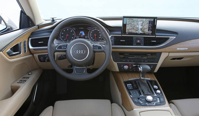 <strong>AUDI｜アウディ A7 </strong><br>6.5インチの大型ディスプレイが設けられている