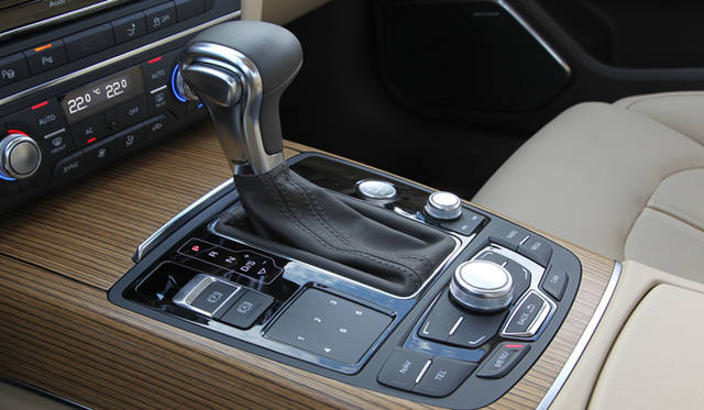 <strong>AUDI｜アウディ A7 </strong><br>ギアセレクター