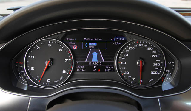 <strong>AUDI｜アウディ A7 </strong><br>0km/ｈが6時の方向にむいたレーシーなイメージの速度計が採用されている