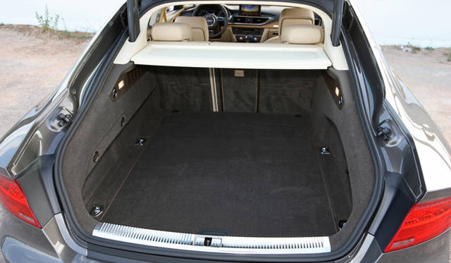 <strong>AUDI｜アウディ A7 </strong><br>大きなテールゲートを装備しているA7スポーツバックはさまざまな用途につかえるライフスタイルビークル