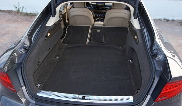 <strong>AUDI｜アウディ A7 </strong><br>荷室容量は最大1390リッター