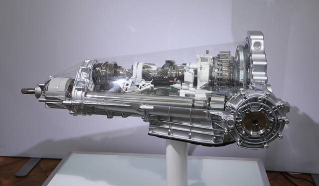 <strong>AUDI｜アウディ A7 </strong><br>A7スポーツバックのクワトロモデルに搭載されるDCTの7段のSトロニック