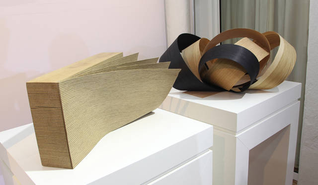 <strong>AUDI｜アウディ A7 </strong><br>薄く削いだオーク材を多くの層にし、それを貼りあわせてつくられたベニアのデモストレーション。これは内装に使用される