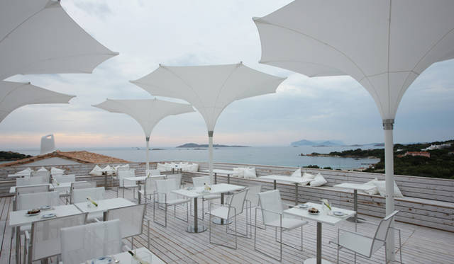 <strong>AUDI｜アウディ A7 </strong><br>美しい海はコスタ ズメラルダ、エメラルド海岸と呼ばれる