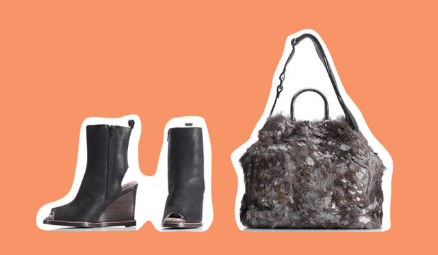 <strong>BARNEYS NEW YORK｜バーニーズ　ニューヨーク</strong>　左／子どもっぽくなりがちなムートンはシャープなデザインで足もとにさりげなく取り入れるのが大人のこなし方。パンツをインするスタイルがお薦め！　ムートンブーティ 5万400円（ラス）、右／ファーの上から箔コーティングがほどこされたノマドな雰囲気をもつバッグがスタイリングをエッジィなミックススタイルに仕上げる。 バッグ 3万3600円（ティー リサ）　（ともにバーニーズ　ニューヨーク新宿店）