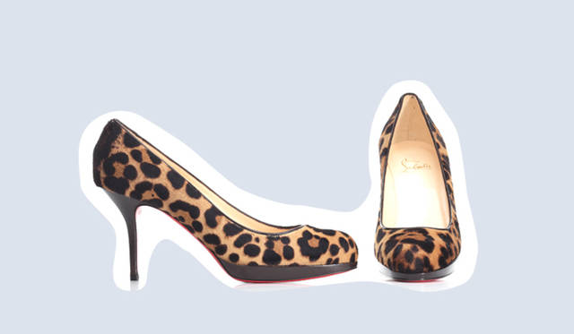 <strong>ESTNATION｜エストネーション</strong>　レオパードとソールの赤のコンビネーションがなんともフェティッシュなパンプスで女らしさを演出。パンプス 10万1850円（クリスチャン ルブタン）