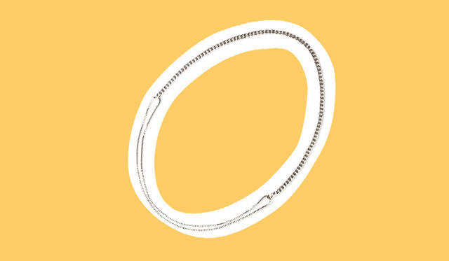 <strong>INTERNATIONAL GALLERY BEAMS｜インターナショナルギャラリー ビームス</strong>　縦のラインを強調したスタイリングにはロングネックレスが好相性。モノトーンに映えるシルバーの輝きがなんともクールだ。ロングネックレス 7万1400円（アデリン カシュー／インターナショナルギャラリー ビームス）