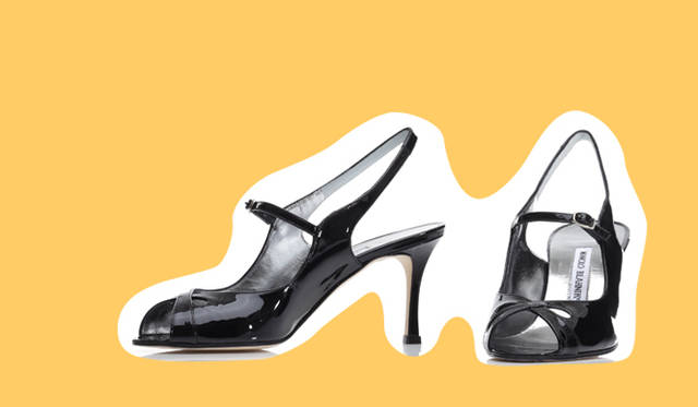 <strong>INTERNATIONAL GALLERY BEAMS｜インターナショナルギャラリー ビームス</strong>　マニッシュなスタイリングの仕上げは足もとを飾るフェミニンなストラップサンダル。美しきそのシルエットにフェミニニティを宿して。フロントバックルストラップサンダル 11万5500円（マノロ ブラニク／インターナショナルギャラリー ビームス）