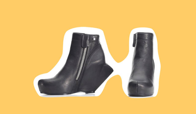 <strong>INTERNATIONAL GALLERY BEAMS｜インターナショナルギャラリー ビームス</strong>　シンプルなワンピースの足もとはデザイン性の高いブーティで遊びを演出。白いタイツを合わせたコーディネイトもお薦め！　ウェッジブーツ 16万6950円（リック オウエンス／インターナショナルギャラリー ビームス）