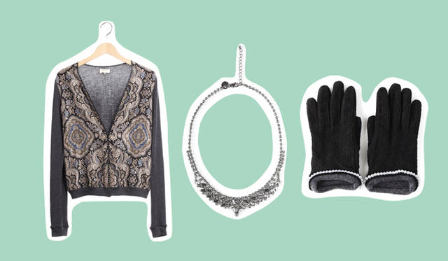 <strong>UNITED ARROWS｜ユナイテッドアローズ</strong>　左／シルクのペイズリープリント地が重たくなりがちな冬のコーディネイトを軽やかに、そして華やかに演出する。ドットパターンのパイピングがポイント！　カーディガン 3万8850円（ロゼー・バイ・ロザエ・ニコルズ）、中／ヴィンテージふうのゴージャスなネックレスでトラッドスタイルをエレガントに仕上げて！　ネックレス 3万3600円（エレナ ズベルディア）、右／スエードのショートグローブで手もとにもエレガンスを。パールのディテールはカーディガンのドット柄パイピングとコーディネイト。グローブ 2万3100円（マッツォレーニ／以上ユナイテッドアローズ）