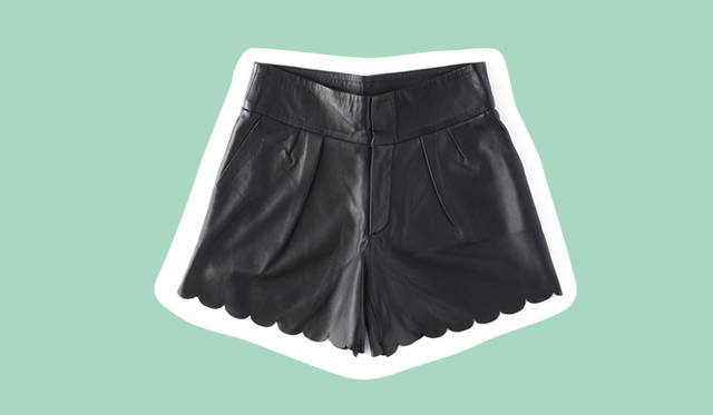 <strong>UNITED ARROWS｜ユナイテッドアローズ</strong>　クールなブラックレザーでトラッドスタイルにエッジをくわえつつ、フリルのようなカッティングで女性らしさをキープ。ボトム 3万1500円（カルマ／ユナイテッドアローズ）