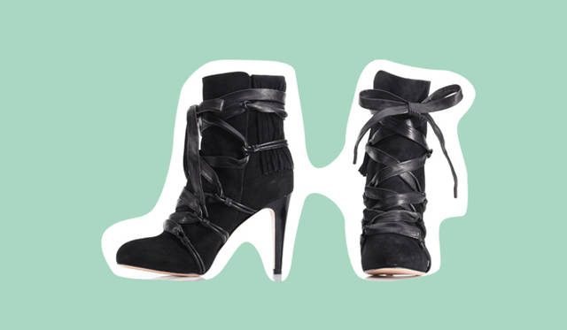 <strong>UNITED ARROWS｜ユナイテッドアローズ</strong>　レザーのリボンがポイントのブーツをカーディガンのペイズリープリントとコーディネイトして、スタイルにフォークロアなエッセンスをプラス。ブーツ 14万1750円（ジャンビト ロッシ／ユナイテッドアローズ）