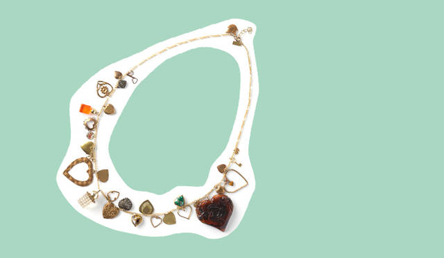 <strong>UNITED ARROWS｜ユナイテッドアローズ</strong>　シンプルなドレス、メンズライクなモッズコートのコーディネイトは胸もとを大ぶりのアクセサリーで飾って華やかに。とくに今季はヴィンテージパーツをつかったアイテムに注目したい。ネックレス 4万2000円（アプサラス／ユナイテッドアローズ）