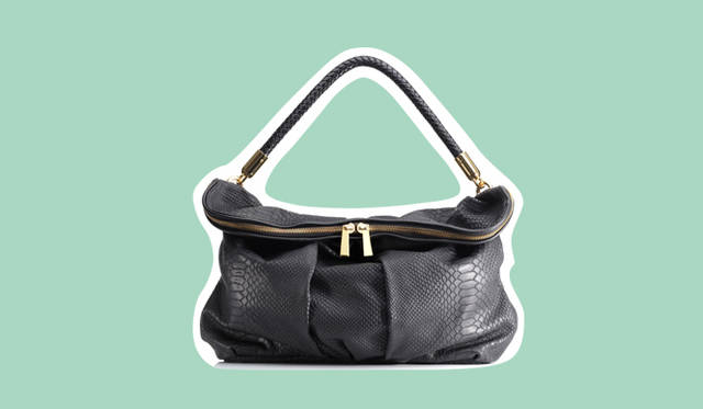 <strong>UNITED ARROWS｜ユナイテッドアローズ</strong>　クラッチバッグやチェーンバッグではフェミニンになりすぎてしまうので、引きつづき人気のビッグバッグを合わせてコーディネイトをカジュアルダウン。バッグ 7万4550円（シーシー スカイ／ユナイテッドアローズ）