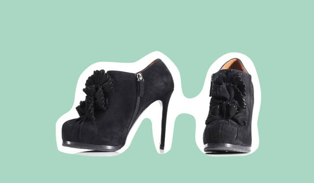 <strong>UNITED ARROWS｜ユナイテッドアローズ</strong>　テイストミックスのキーアイテムはずばりシューズにあり！　足もとにはフェミニンなアイテムをコーディネイトして、ドレスとともにトレンドの“エレガント”はおさえたい。ブーティ 13万1250円（タビサ シモンズ／ユナイテッドアローズ）