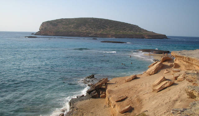 Ibiza Chillout Lounge Vol.01｜ようこそ、楽園 イビザへ　ブルーのグラデーションが美しい海はどんなに眺めても見あきることはない。