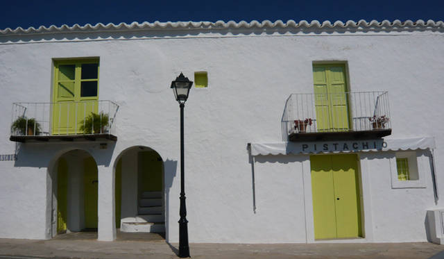 Ibiza Chillout Lounge Vol.01｜ようこそ、楽園 イビザへ　白壁にカラフルな窓やドア、地中海沿岸地域に多くみられる佇まいに似たイビサ建築は、キリスト教文化とイスラエル文化がミックスした独特の雰囲気をもつ。