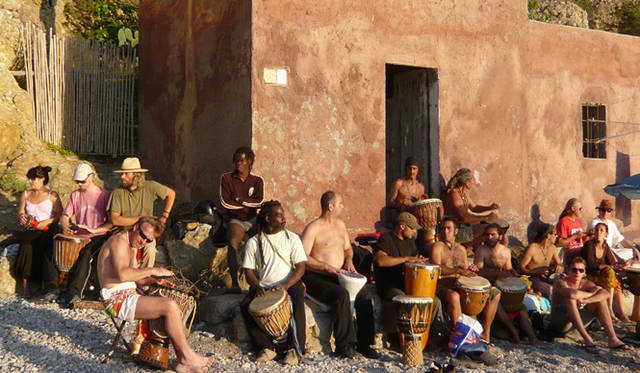 Ibiza Chillout Lounge Vol.01｜ようこそ、楽園 イビザへ　それぞれが楽器をもち寄り、ジャムセッションがはじまる。音楽に愛されしイビサならではの光景だ。