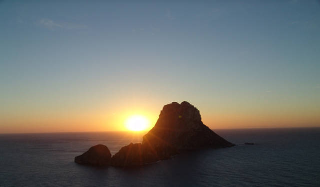 Ibiza Chillout Lounge Vol.01｜ようこそ、楽園 イビザへ　スピリチャルスポットとして知られる無人島 Es Vedra（エス・べドラ）越しに見る夕陽は絶景。