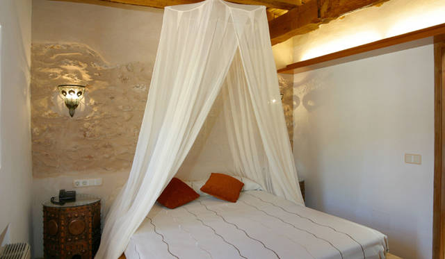 Ibiza Chillout Lounge Vol.02｜Accommodation　『Can Lluc Agroturisme』　各部屋まったく異なる内装がほどこされているため、来るたび新鮮な驚きを味わえる。天蓋付のかわいらしいベットは女性なら誰でも心弾むはず！