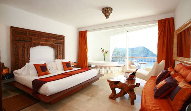 Ibiza Chillout Lounge Vol.02｜Accommodation　オーナーが一部屋一部屋こだわって設計している『HACIENDA NA XAMENA』　。窓際にあるジャグジーはもう、完璧！