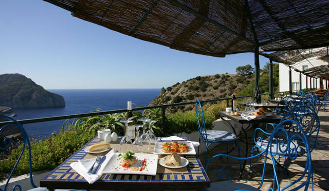 Ibiza Chillout Lounge Vol.02｜Accommodation　『HACIENDA NA XAMENA』　絶景をみながら採れたての新鮮素材で調理された食事が楽しめる。