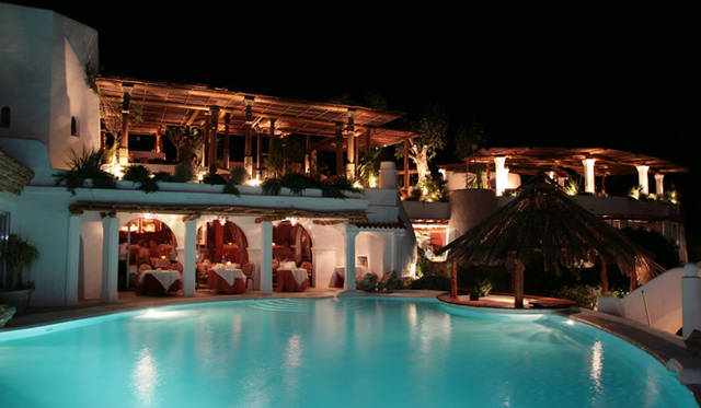 Ibiza Chillout Lounge Vol.02｜Accommodation　　『HACIENDA NA XAMENA』　広大な敷地にぽつんと建つホテルの夜は揺れる灯りと輝くプールが幻想的な空間を演出。