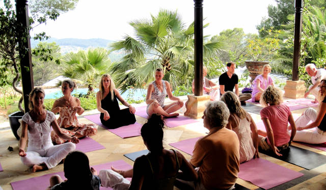 Ibiza Chillout Lounge Vol.03｜MUSIC　「ZENSES」　ゲスト達は、様々なタイプのユニークな瞑想と食でもてなされながら、ヒーリングされていく。