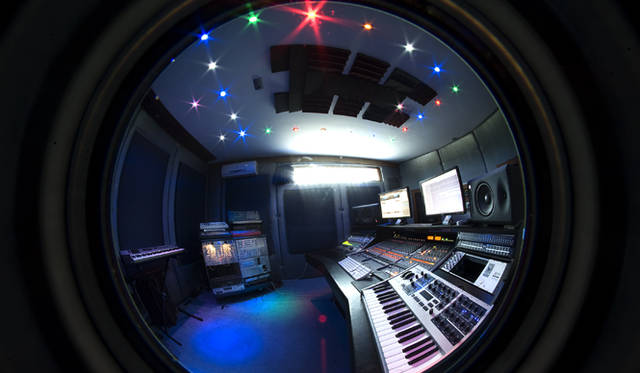 Ibiza Chillout Lounge Vol.03｜MUSIC　「SOUND FARM STUDIO IBIZA」　メインスタジオ内　イビザに数あるスタジオのなかでもかなり贅たくなつくり。