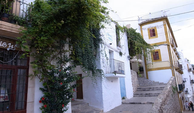 Ibiza Chillout Lounge Vol.04｜Creation　中世から残るD’alt Villaの古い街並み。