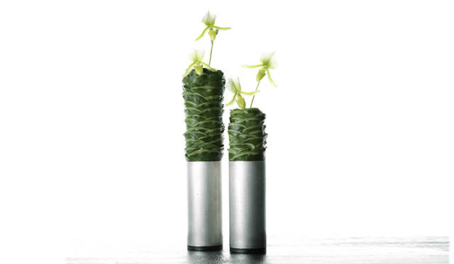 連載・伊藤嶺花｜ゲスト ニコライ・バーグマンさん（フラワーアーティスト） リーフを幾重にも重ねたベースにパフィオを挿して