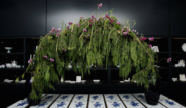 連載・伊藤嶺花｜ゲスト ニコライ・バーグマンさん（フラワーアーティスト） ロイヤルコペンハーゲン本店内インスタレーション