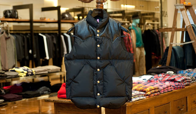 <strong>BARNEYS NEW YORK｜バーニーズ　ニューヨーク</strong>　「PSYCHO BUNNY×ROCKY MOUNTAIN FEATHERBED(サイコバニー×ロッキー マウンテン フェザーベッド)」ダウンベスト 4万7250円