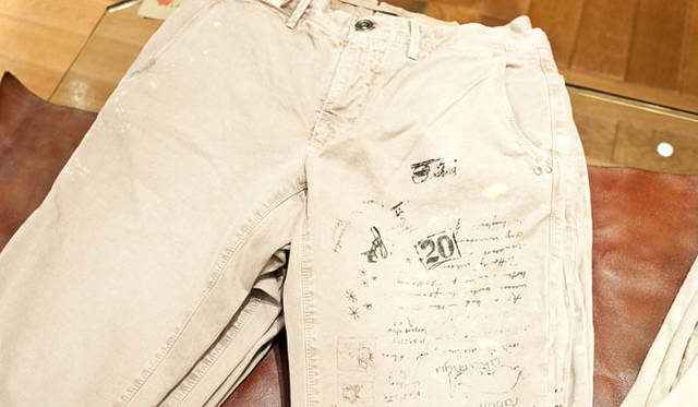 <strong>INCOTEX RED｜インコテックス レッド</strong>　バーニーズ　ニューヨーク20周年記念チノパンツ 3万3600円