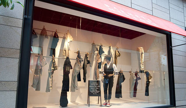 <strong>INCOTEX RED｜インコテックス レッド</strong>　バーニーズ　ニューヨーク銀座店のウインドゥディスプレイ
