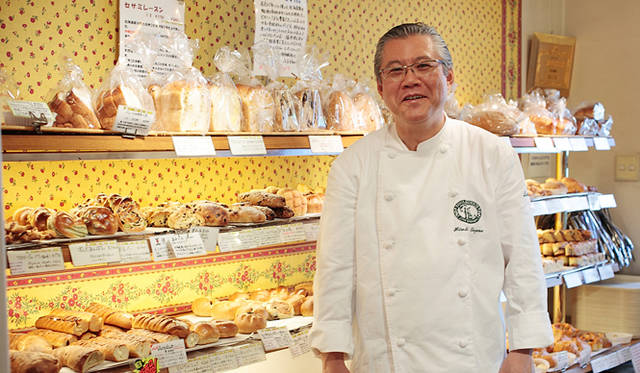 <strong>Loin montagne｜ロワンモンターニュ</strong>　「安全で健康的で安心で、なにより食べてうまいパンを焼きたいんです」と遠山 広シェフ。