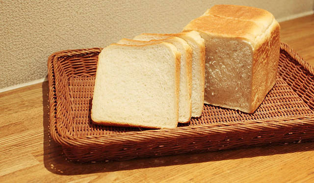 <strong>Loin montagne｜ロワンモンターニュ</strong>　卵、乳製品、バターなど油脂分を使わずに焼きあげた「何も入らない食パン」。カロリー制限やアレルギーのある方も安心して食べられる。弾力もあり、見た目が普通の食パンとなにも変わらないのがお見事。焼きあがり予定時間14:00　1斤240円　1/2 120円