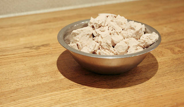 <strong>Loin montagne｜ロワンモンターニュ</strong>　秋田県の世界自然遺産、“白神山地”生まれの「白神こだま酵母」。写真は生のタイプ。発酵力の強さと、華やかな香り、自然な甘さが特長。お店ではドライタイプの酵母を販売している。