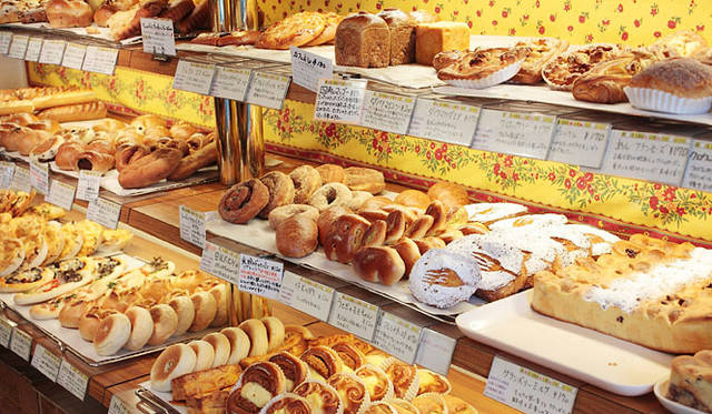 <strong>Loin montagne｜ロワンモンターニュ</strong>　棚いっぱいにならんだパンは、どれにしようかと迷うほど。細かい説明書きをじっくり読んで選ぼう。