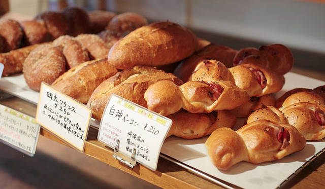 <strong>Loin montagne｜ロワンモンターニュ</strong>　パンの種類は120～130も。6人の職人さんが、チームワークよくつぎつぎとパンを焼きあげる。