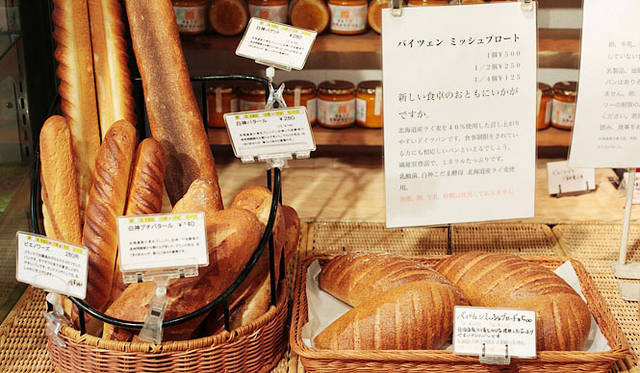 <strong>Loin montagne｜ロワンモンターニュ</strong>　バゲットなどのフランスパン、サワー種のドイツパンなど、種類も豊富。スタッフに尋ねれば、お薦めの食べ方も教えてくれる。