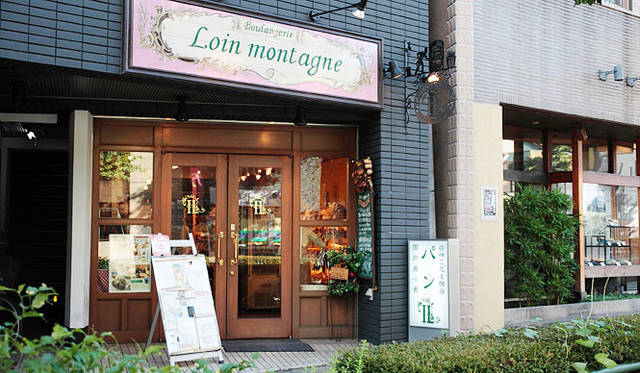 <strong>Loin montagne｜ロワンモンターニュ</strong>　フランスのタイル屋に注文した看板。本当は「強い赤色」で発注したが、できあがりはなぜかピンクだった（笑）というエピソードも。店名の「ロワンモンターニュ」はフランス語で「遠い山」。白神山地へのオマージュと、シェフの苗字に由来する。