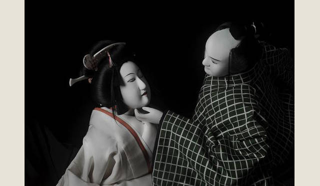 神奈川芸術劇場開館記念公演 「杉本文楽　曾根崎心中」　悲恋に嘆く手代徳兵衛とお初。