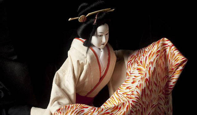 神奈川芸術劇場開館記念公演 「杉本文楽　曾根崎心中」　新作の一人遣い人形の衣裳となるエルメススカーフを手にする「お初」。