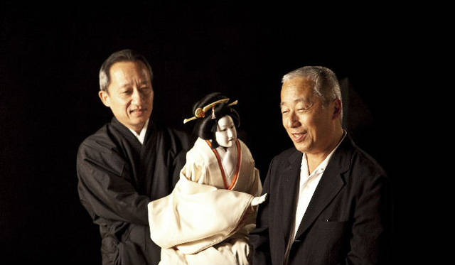 神奈川芸術劇場開館記念公演 「杉本文楽　曾根崎心中」　左から 桐竹勘十郎氏、人形のお初、杉本博司氏。