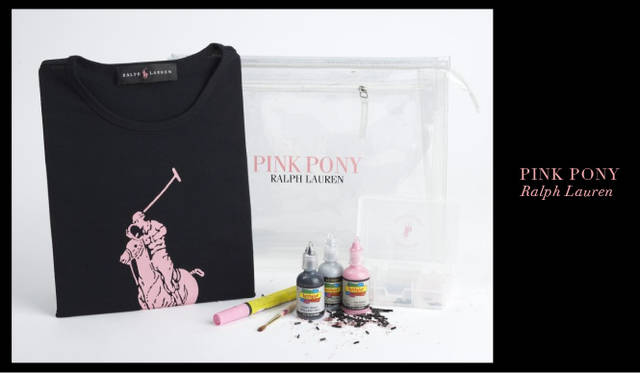 <strong>RALPH LAUREN｜ラルフ ローレン　PINK PONY</strong>　「ピンク・ポニー10周年記念 限定品」　ピンク・ポニーTシャツをスタッズやクリスタル、ビーズや3Dマーカーなどでデコレーションできるキット。クリアポーチに入っていて、子どもと一緒に楽しめるのもうれしい。黒・白の2色展開。1万9950円