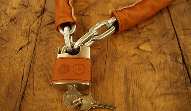 <strong>ABICI｜アビチ</strong>　レザーチェーンロック （METAL CHAIN WITH LOCK COVERED IN REAL LEATHER）